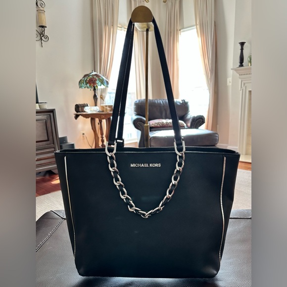 Michael Kors Black Tote in Saffiano Leather with Silver Chain. Great condition! - Picture 3 of 11